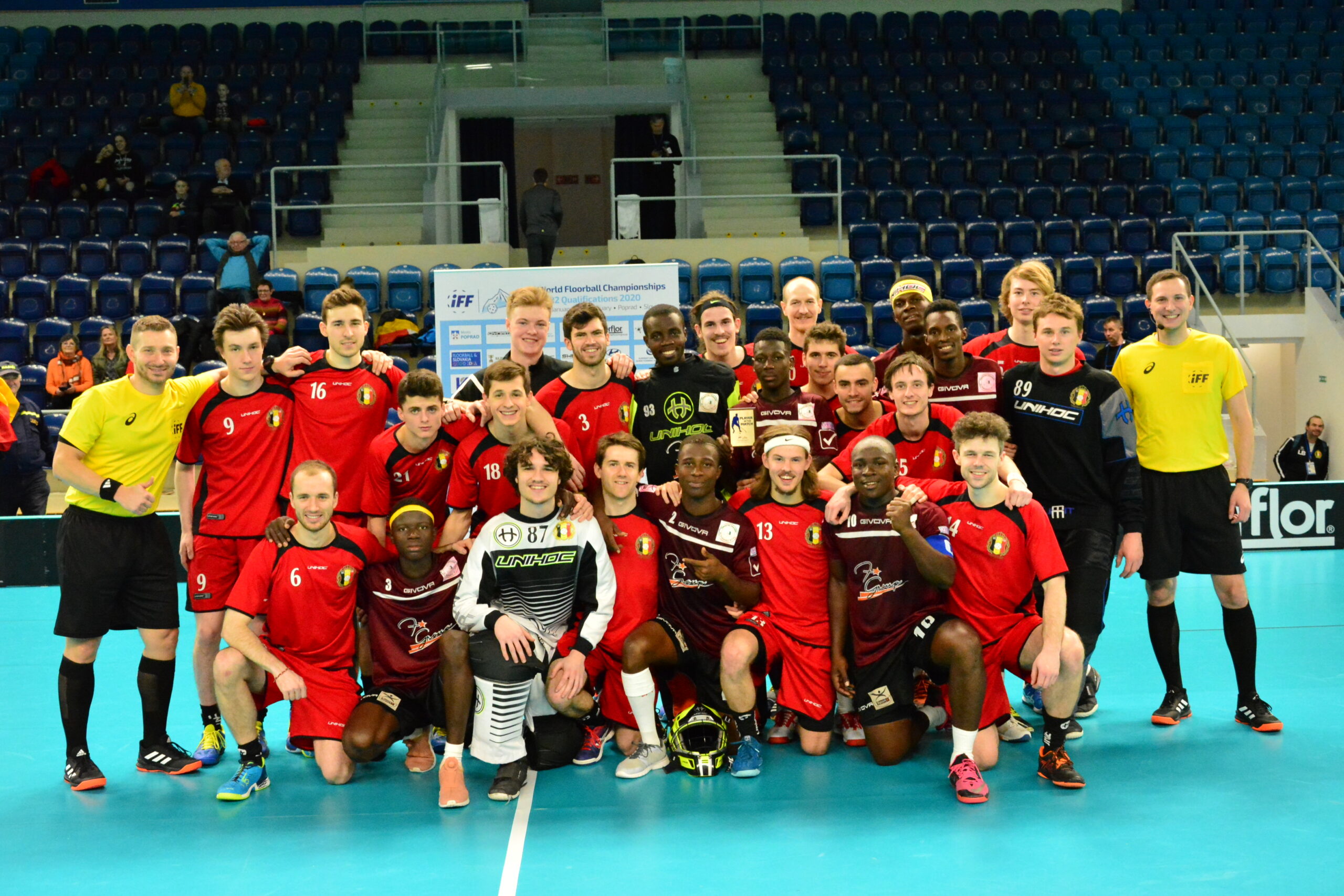 Les équipes de floorball de Côte d'Ivoire et de Belgique prennent une photo collective avec les arbitres après leur match de qualification.